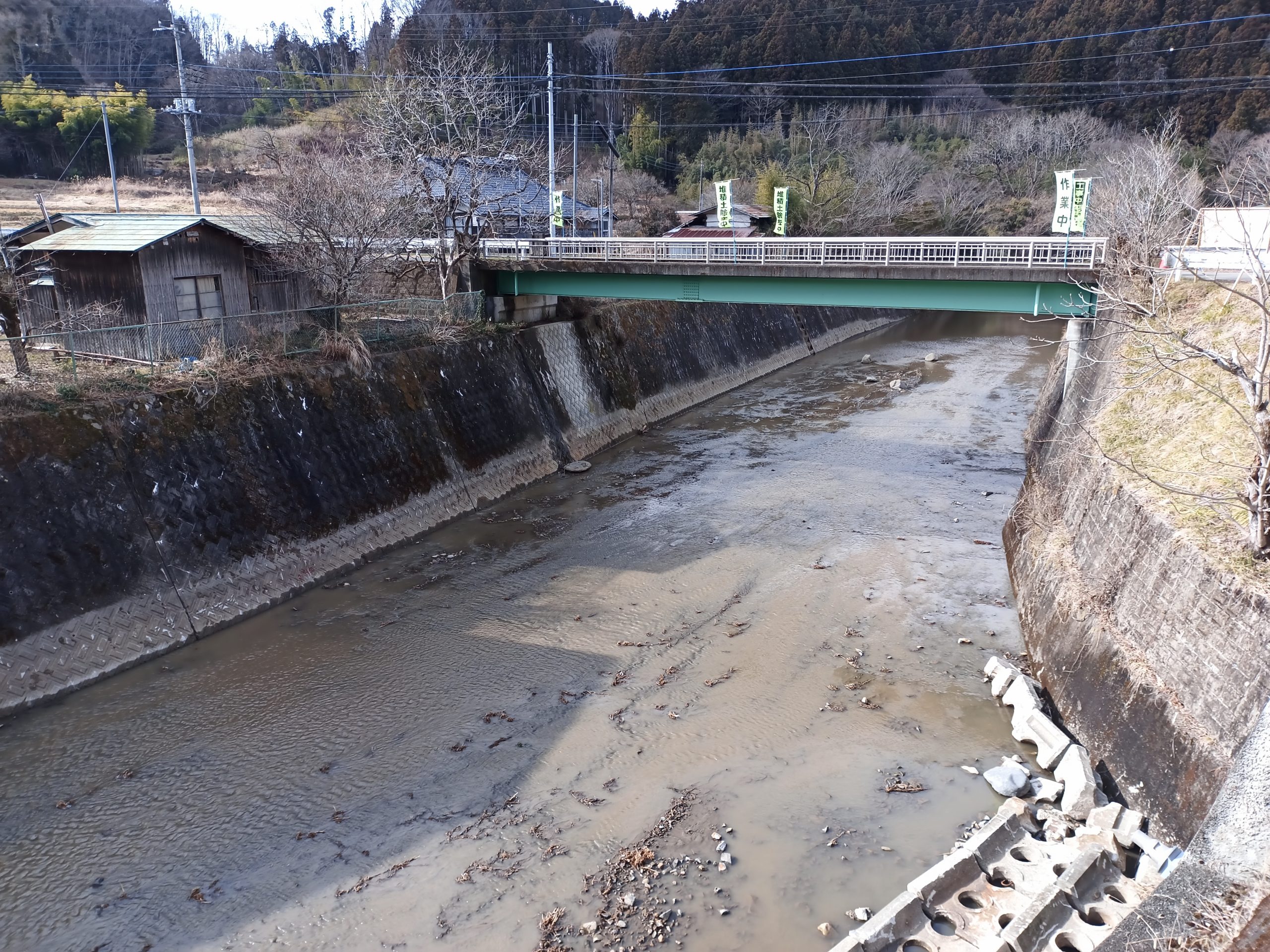 武茂川支流の大内川…きれいな台形断面になり果てた。泥水がヒドい。