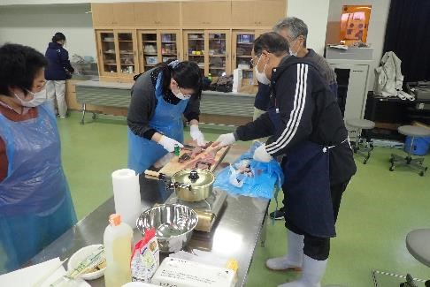 ナマズ料理教室・参加者による料理実習2